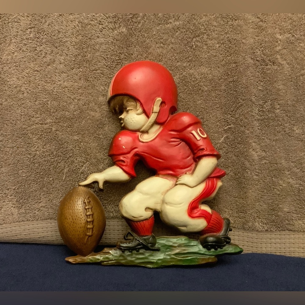 TRUE VINTAGE SEXTON USA FOOTBALL PLAYER. METAL CASTING